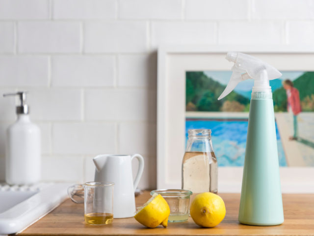 To φυσικό καθαριστικό που κοστίζει 1€ και απολυμαίνει τα πάντα