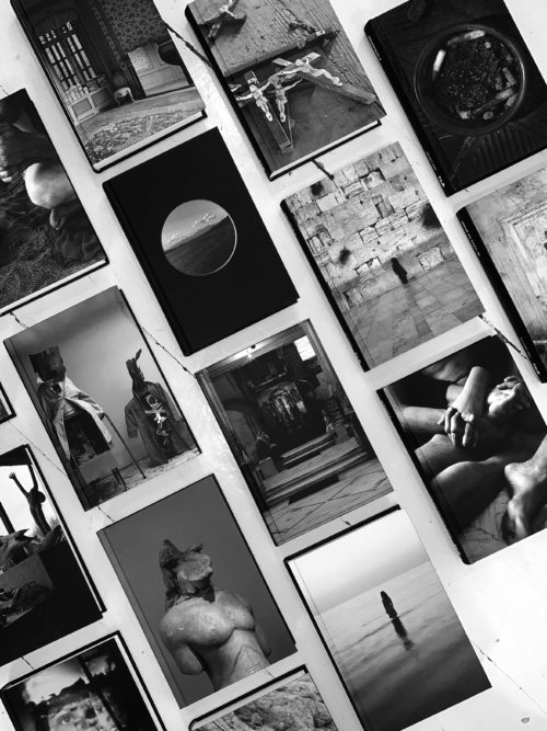 photo-graphē: Μια έκθεση που κινείται ανάμεσα σε εικόνες και λέξεις