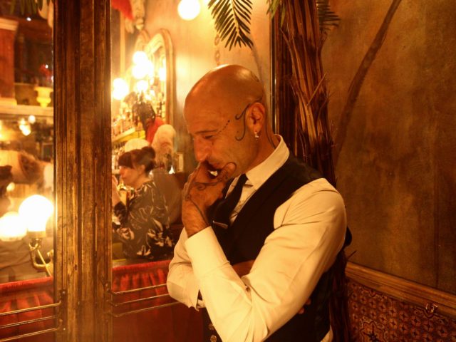 Αν θες το μπαρ σου να το συζητά όλος ο κόσμος, τότε πρέπει να καλέσεις αμέσως τον Άλεξ Πετράκη