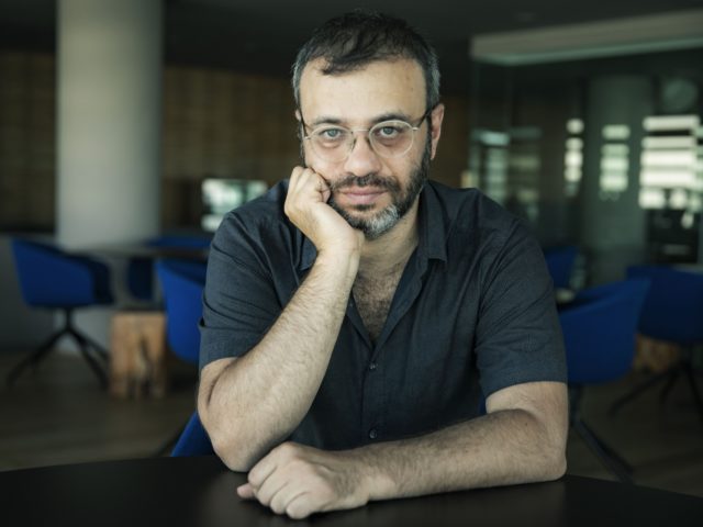 Factory: Ο πόλεμος στη Συρία μέσα από ένα οικονομικό σκάνδαλο που κάνει τη μηχανή του αίματος να γυρνά