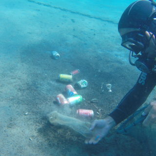 Οι εθελοντές δύτες του We Dive We Clean σχεδιάζουν μελλοντικά να στήσουν έκθεση με όσα βρίσκουν στον ελληνικό βυθό