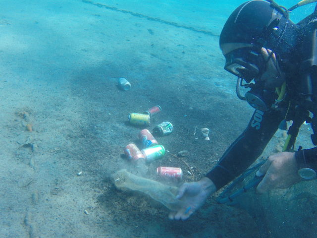 Οι εθελοντές δύτες του We Dive We Clean σχεδιάζουν μελλοντικά να στήσουν έκθεση με όσα βρίσκουν στον ελληνικό βυθό