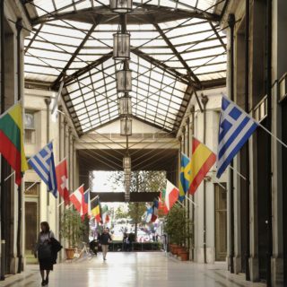 Πώς είναι δυνατόν να είναι άδειες και έρημες οι πιο ωραίες στοές της Αθήνας;