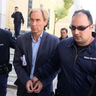Δραπέτευσε υπόδικος τραπεζίτης για την υπόθεση Siemens και τα εξοπλιστικά