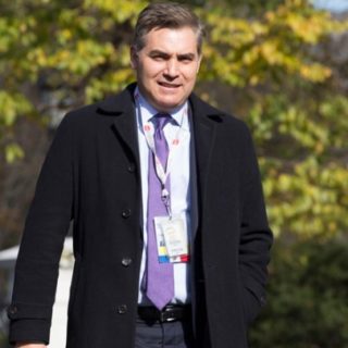 Ο Λευκός Οίκος δίνει ξανά διαπίστευση στον δημοσιογράφο του CNN που έδιωξε ο Τραμπ