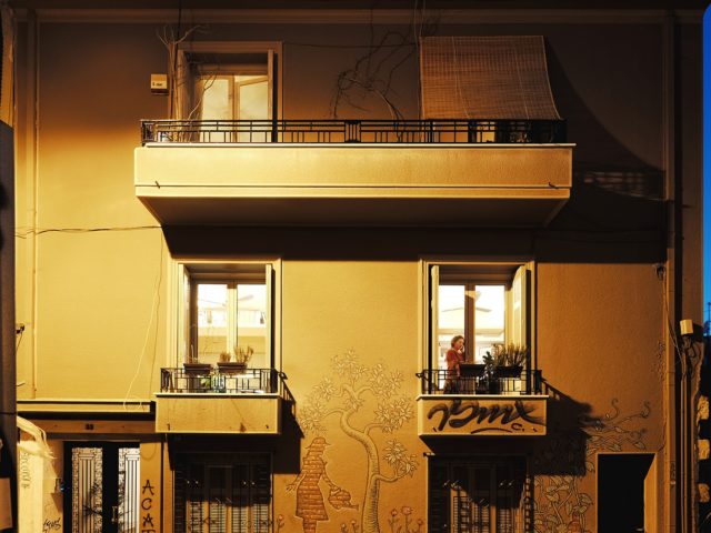 Από αυτή την πολυκατοικία του 1940, ένα αρχιτεκτονικό γραφείο παρατηρεί τη γειτονιά των Εξαρχείων