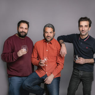 Τρεις τύποι, μια φιλία που διαρκεί, ένα ποτήρι Cardhu και μια Popaganda