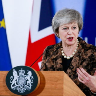 Αναβολή για το Brexit θα ζητήσει σήμερα η Τερέζα Μέι