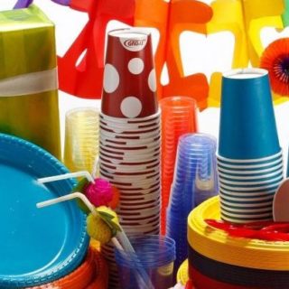 Οι Βρυξέλλες κατέληξαν σε συμφωνία για την απαγόρευση των πλαστικών προϊόντων μιας χρήσης