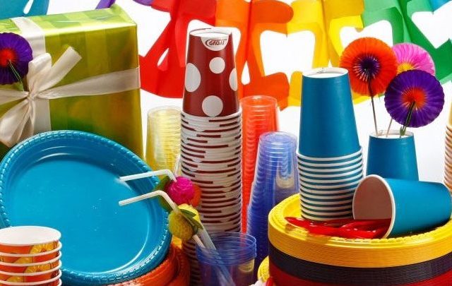 Οι Βρυξέλλες κατέληξαν σε συμφωνία για την απαγόρευση των πλαστικών προϊόντων μιας χρήσης