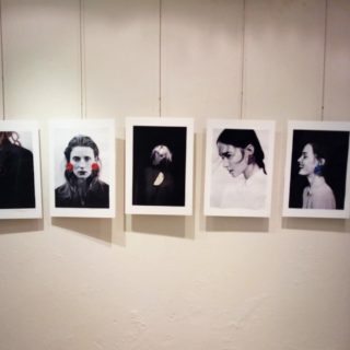 Τα κοσμήματα της Ναταλίας Ντέφα έχουν κάτι από Τζάκσον Πόλοκ