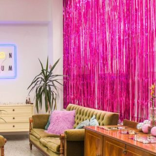 Pink XMAS: Το Neon Raum έκανε ροζ makeover και το γιορτάζει