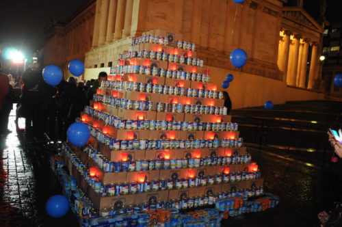 Για 9η συνεχόμενη χρονιά, οι Γιατροί του Κόσμου έστησαν Δέντρο από Γάλα στα Προπύλαια