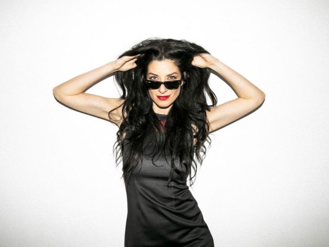 Η Άντζελα Ευριπίδη ενημερώνεται για τα της καθημερινότητας από τον μπαμπά της