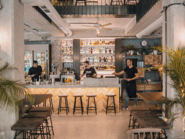 Frater & Soror: Μόλις άνοιξε στο Παγκράτι η αδελφότητα του καλού φαγητού και του απολαυστικού τζιν με τόνικ