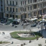 Άνδρας ανέβηκε στο γλυπτό της πλατείας Ομονοίας και απειλεί να πέσει στο κενό