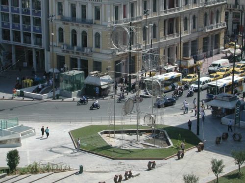 Άνδρας ανέβηκε στο γλυπτό της πλατείας Ομονοίας και απειλεί να πέσει στο κενό