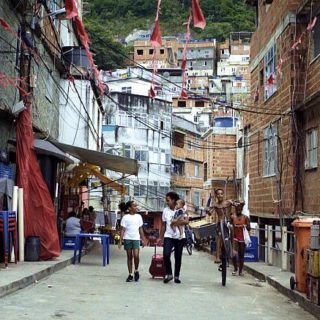 «Ευτυχισμένοι Πρίγκιπες»: Πώς το Θέατρο Άλλαξε τη Ζωή των Παιδιων σε μια Φαβέλα του Ρίο…