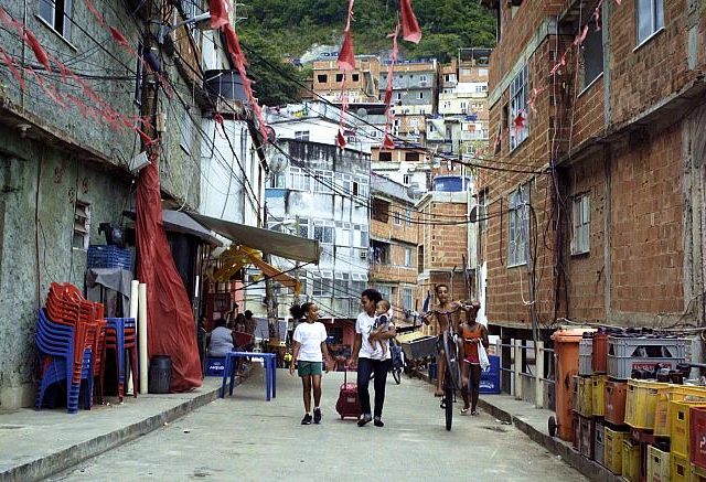 «Ευτυχισμένοι Πρίγκιπες»: Πώς το Θέατρο Άλλαξε τη Ζωή των Παιδιων σε μια Φαβέλα του Ρίο…