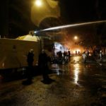 Αστυνομικός χτυπάει στο πρόσωπο ακινητοποιημένο διαδηλωτή στα Εξάρχεια [ΒΙΝΤΕΟ]