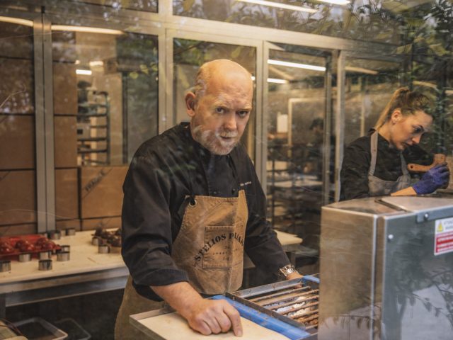 Στέλιος Παρλιάρος: Ο άνθρωπος που έβαλε τη ζαχαροπλαστική στο σαλόνι μας