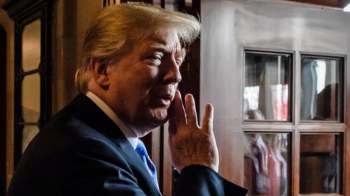 Τραμπ: Τα ρίχνει στα fake news για τις άδειες κερκίδες στη συγκέντρωσή του