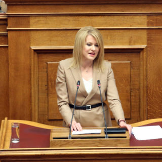 Επίθεση με μολότοφ στο σπίτι της Θεοδώρας Τζάκρη – Βρισκόταν μέσα με το παιδί και την οικογένεια της