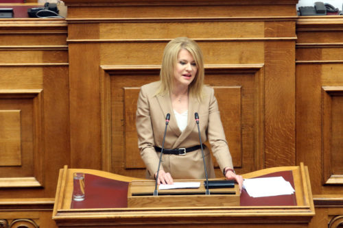 Επίθεση με μολότοφ στο σπίτι της Θεοδώρας Τζάκρη – Βρισκόταν μέσα με το παιδί και την οικογένεια της