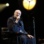 O Φιλ Κόλινς τραγούδησε ακινητοποιημένος σε ειδικό κάθισμα και αποθεώθηκε από το κοινό