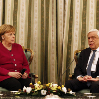 Η Μέρκελ «αδειάζει» τον Προκόπη Παυλόπουλο για τις γερμανικές επανορθώσεις