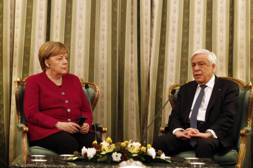 Η Μέρκελ «αδειάζει» τον Προκόπη Παυλόπουλο για τις γερμανικές επανορθώσεις