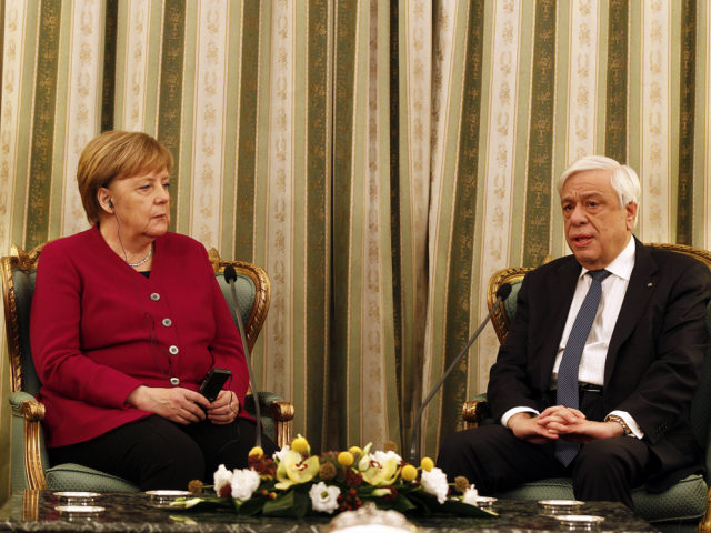 Η Μέρκελ «αδειάζει» τον Προκόπη Παυλόπουλο για τις γερμανικές επανορθώσεις