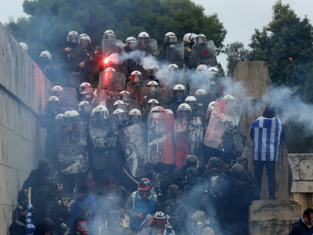 Επιθέσεις σε δημοσιογράφους, άγρια επεισόδια ακροδεξιών με την αστυνομία και συλλήψεις στο «συλλαλητήριο για τη Μακεδονία»