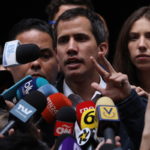 Μυστικές συναντήσεις της αντιπολίτευσης με τον στρατό αποκαλύπτει ο Γκουαϊδό
