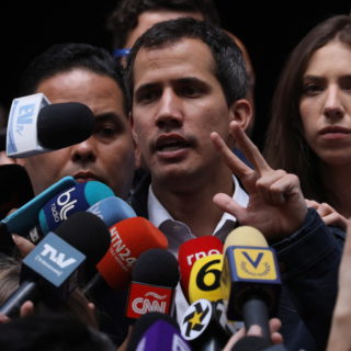 Μυστικές συναντήσεις της αντιπολίτευσης με τον στρατό αποκαλύπτει ο Γκουαϊδό