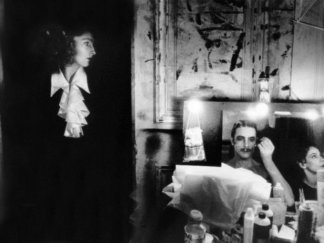 Πόσο σκοτεινός είναι ο Μαύρος Καθρέφτης και από πού μπαίνει το  φως στην ασπρόμαυρη φωτογραφία;