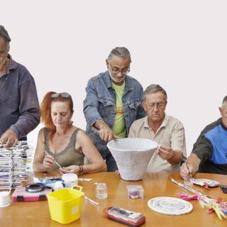 Τα τεύχη της «Σχεδίας» που έμειναν απούλητα μετατρέπονται σε ρολόγια και φωτιστικά