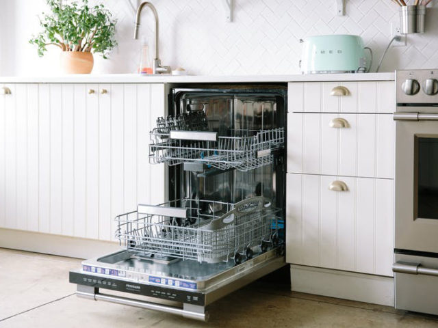 15 πράγματα που μπορείς να πλύνεις στο πλυντήριο πιάτων