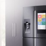 Έξυπνο ψυγείο της Samsung πιάνει κουβεντούλα στην κουζίνα, ψάχνει αεροπορικά εισιτήρια, καλεί ταξί και λέει τον καιρό