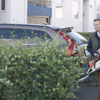 «Κάτω από το Δέντρο»: Κάπως σαν Ισλανδοί «Ανυπόφοροι Γείτονες», αλλά με αλυσοπρίονα…