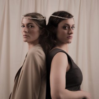 Οι «Χρωματιστές γυναίκες» είναι μια ελεγεία για την χαμένη ελευθερία με λυτρωτικό, όμως, τέλος.