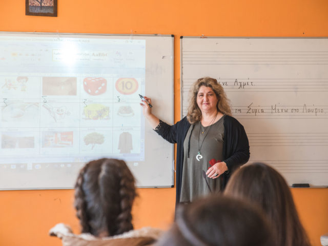 Τι σημαίνει για ένα προσφυγόπουλο να πηγαίνει σε ελληνικό σχολείο;