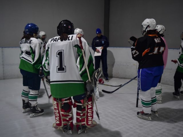 Flying Chicks: Τα Κορίτσια Στον Πάγο Παίζουν Χόκεϊ