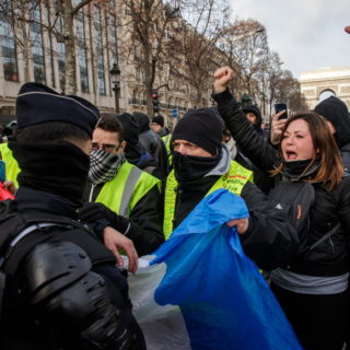 Κίτρινα γιλέκα: Φωτορεπόρτερ καταγγέλλουν σκόπιμη επίθεση της αστυνομίας