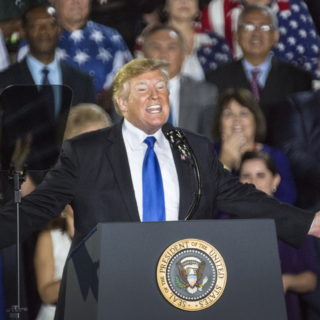 Τραμπ: «Ρισκάρουν τη ζωή τους οι στρατιωτικοί που υποστηρίζουν τον Μαδούρο»