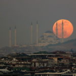Υπερπανσέληνος: Εντυπωσιακές εικόνες από την Ελλάδα και τον κόσμο