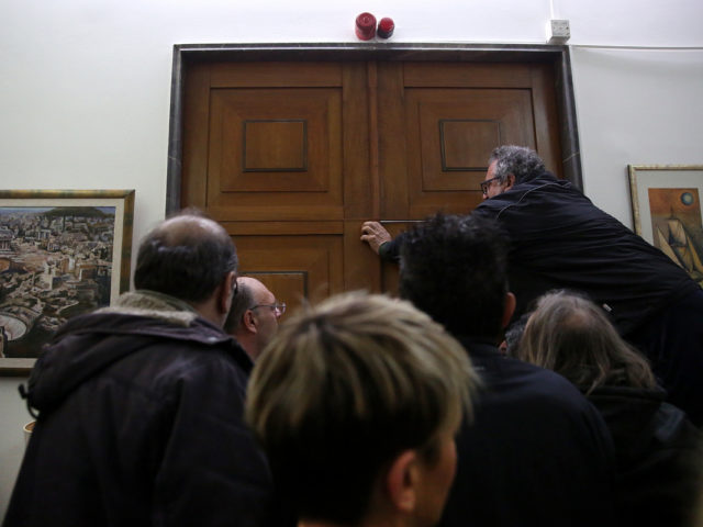 Εισβολή της ΠΟΕ – ΟΤΑ στο υπουργείο Οικονομικών