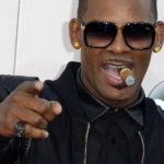 Ελεύθερος με εγγύηση ο τραγουδιστής R. Kelly που κατηγορείται για σεξουαλικές επιθέσεις σε ανήλικες