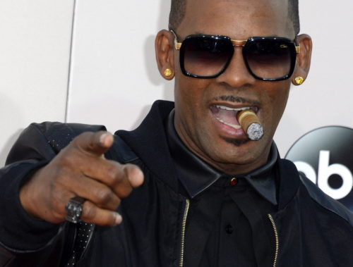 Ελεύθερος με εγγύηση ο τραγουδιστής R. Kelly που κατηγορείται για σεξουαλικές επιθέσεις σε ανήλικες