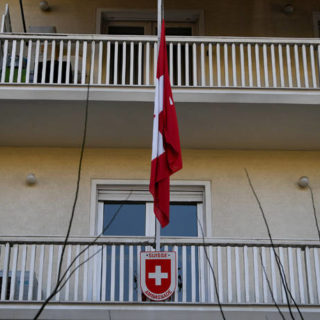 Παρέμβαση του Ρουβικώνα με φέιγ βολάν στην Ελβετική πρεσβεία στο Κολωνάκι